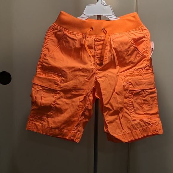 Bundle of a Gymboree tee and a pair of Gap shorts - Picture 6 of 6